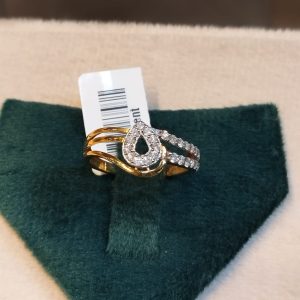 Ladies diamond ring