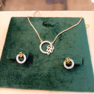 Diamond pendant set