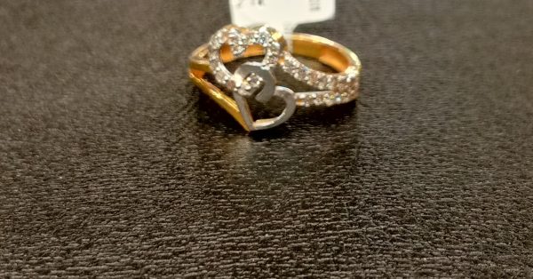 Ladies gold ring with diamonds 0.28CT gold weight 3.440 grams