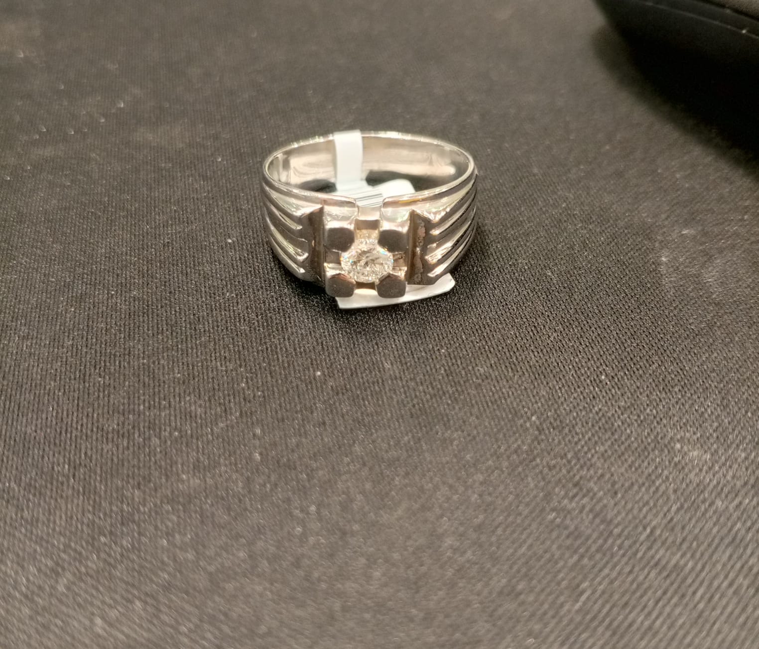 Men,s single diamond finger ring with 0.44CT