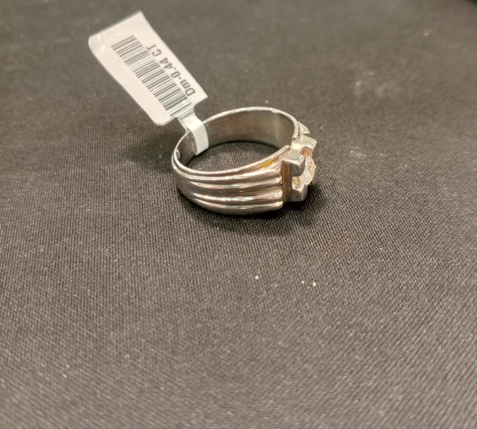 Men,s single diamond finger ring with 0.44CT - Image 2